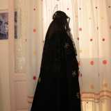 Per l�occasione la 18enne Maria Pia si offre di mostrarsi vestita come la Madonna, con tanto di corona di spine sulla sua testa
